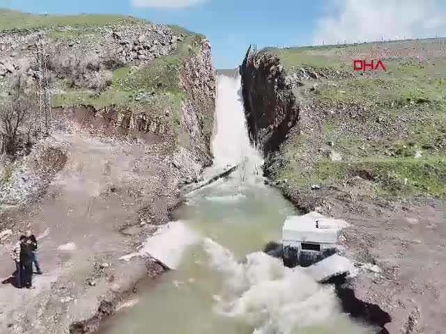 Ağrı Patnos'ta eriyen karlar