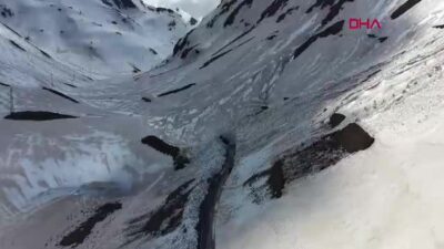Van-Bahçesaray karayolunda 3 bin rakımda