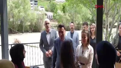 Vali Aygöl’den sınavları nedeniyle memleketine gidemeyen öğrencilere bayram sürprizi
