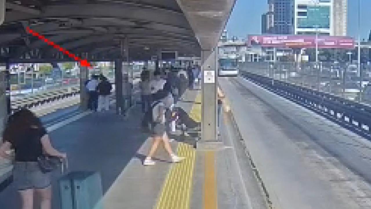 Beylikdüzü'nde metrobüste 'yan bakma'