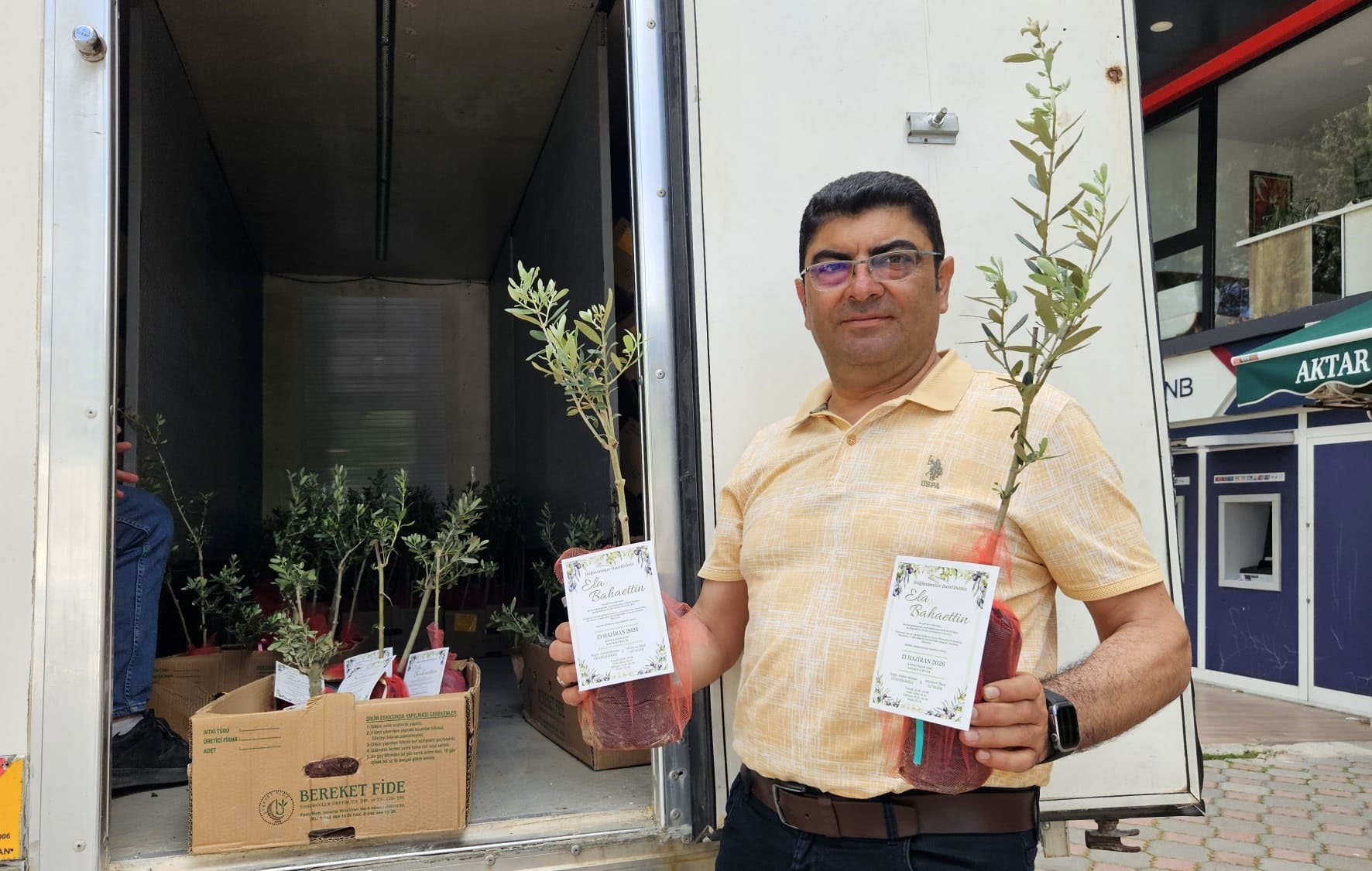 Bucak’ta Çevreci Düğün: Başkan Güngör, Oğlunun Düğünü İçin 5 Bin Zeytin Fidanı Dağıttı!