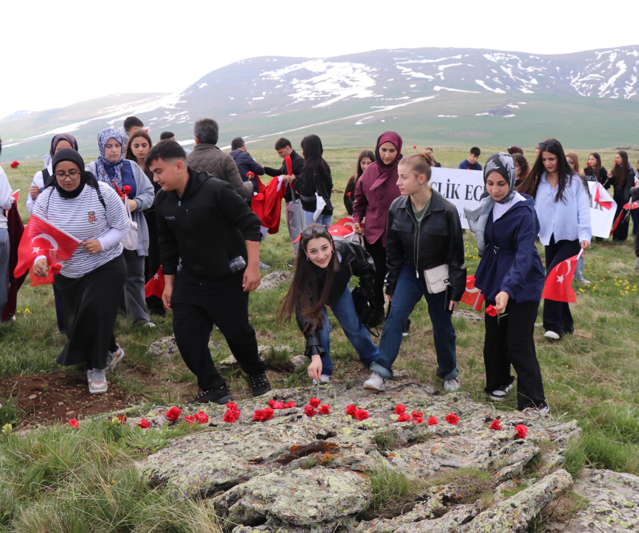 Oltu'da lise öğrencileri, Sarıkamış Şehitlerini
