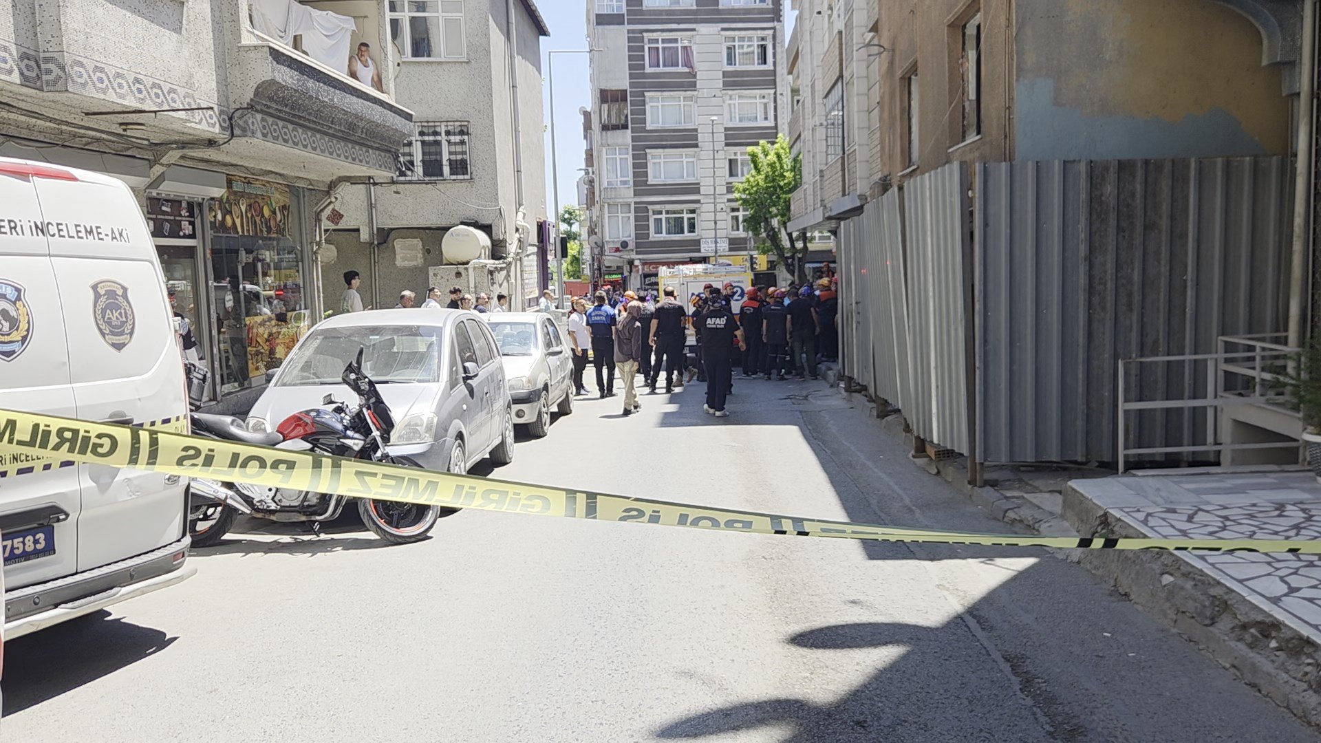 Küçükçekmece'de, kentsel dönüşüm kapsamında yıkılan