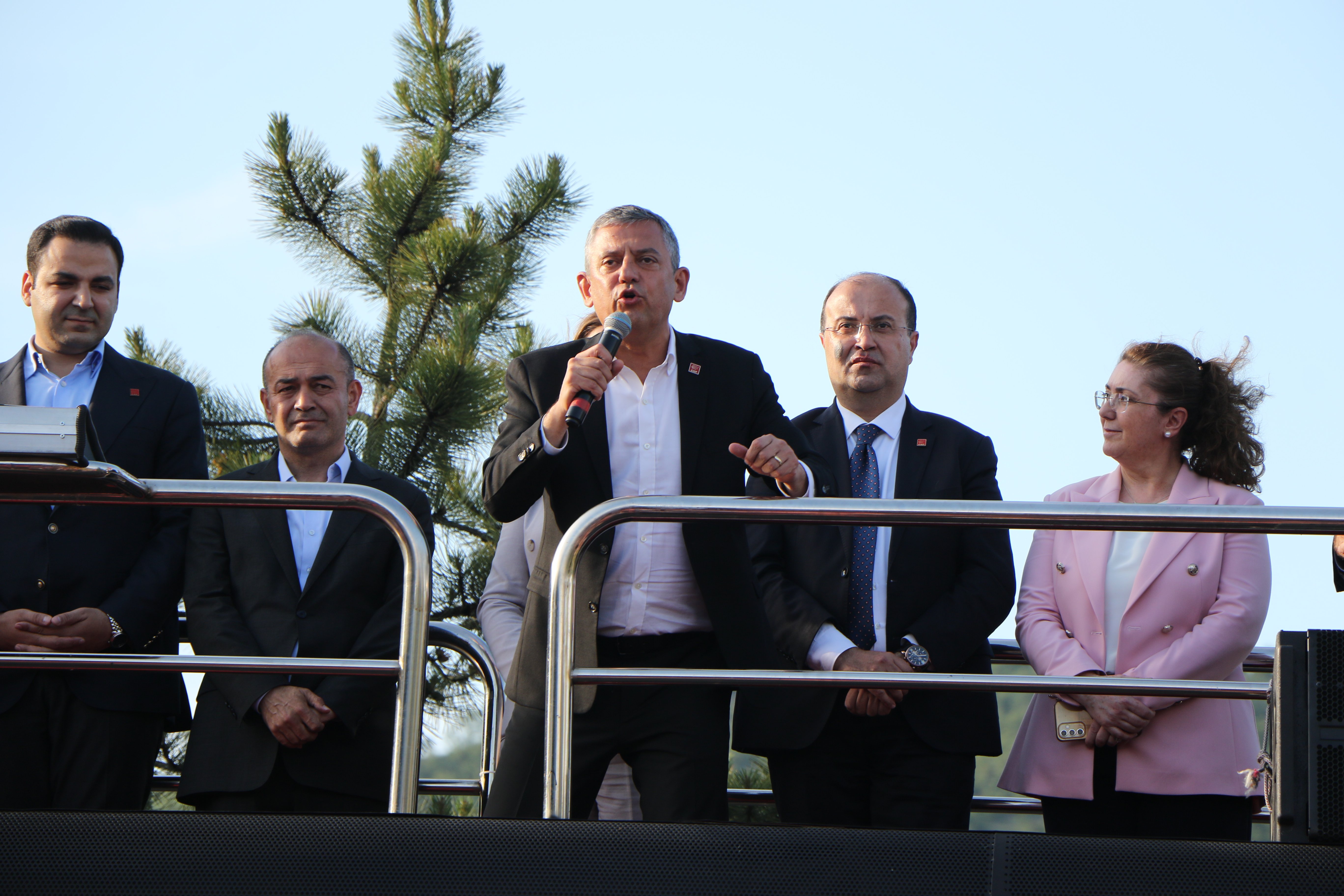 Özgür Özel’den Sert Mesaj: Bu Yürüyüşün Parolası Kararlılıktır