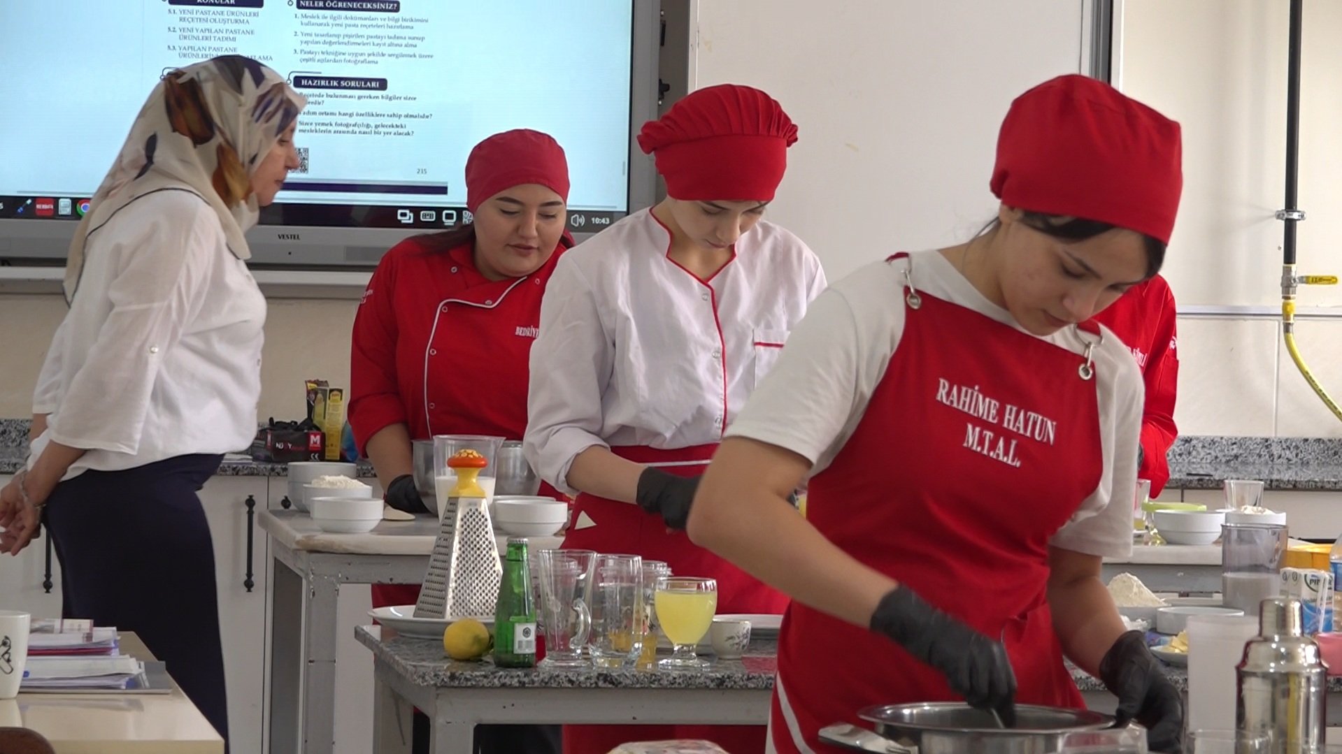 Osmaniye'de meslek lisesi öğrencileri, üreterek