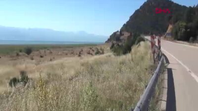 Isparta'da Eğirdir Gölü tabanındaki ot