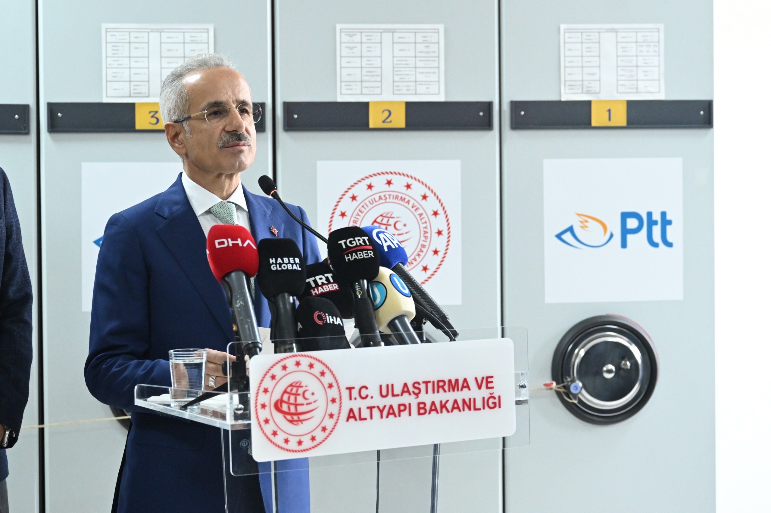 Ulaştırma ve Altyapı Bakanı Abdulkadir