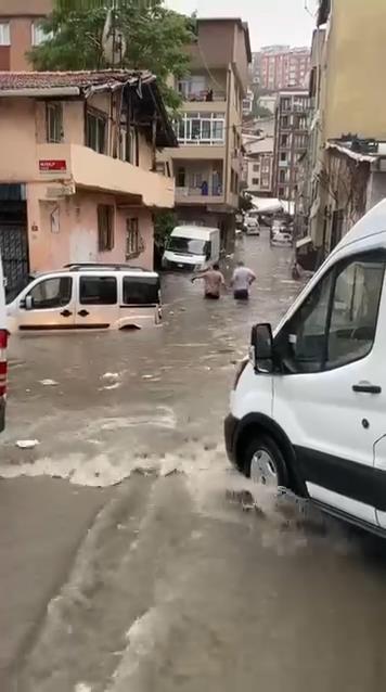 İstanbul Kağıthane'de etkili olan sağanak