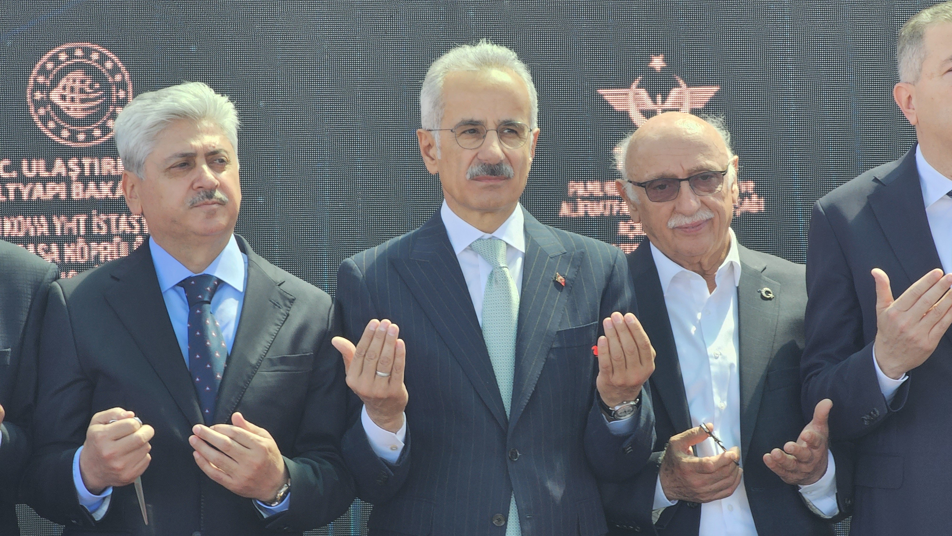 Ulaştırma ve Altyapı Bakanı Abdulkadir