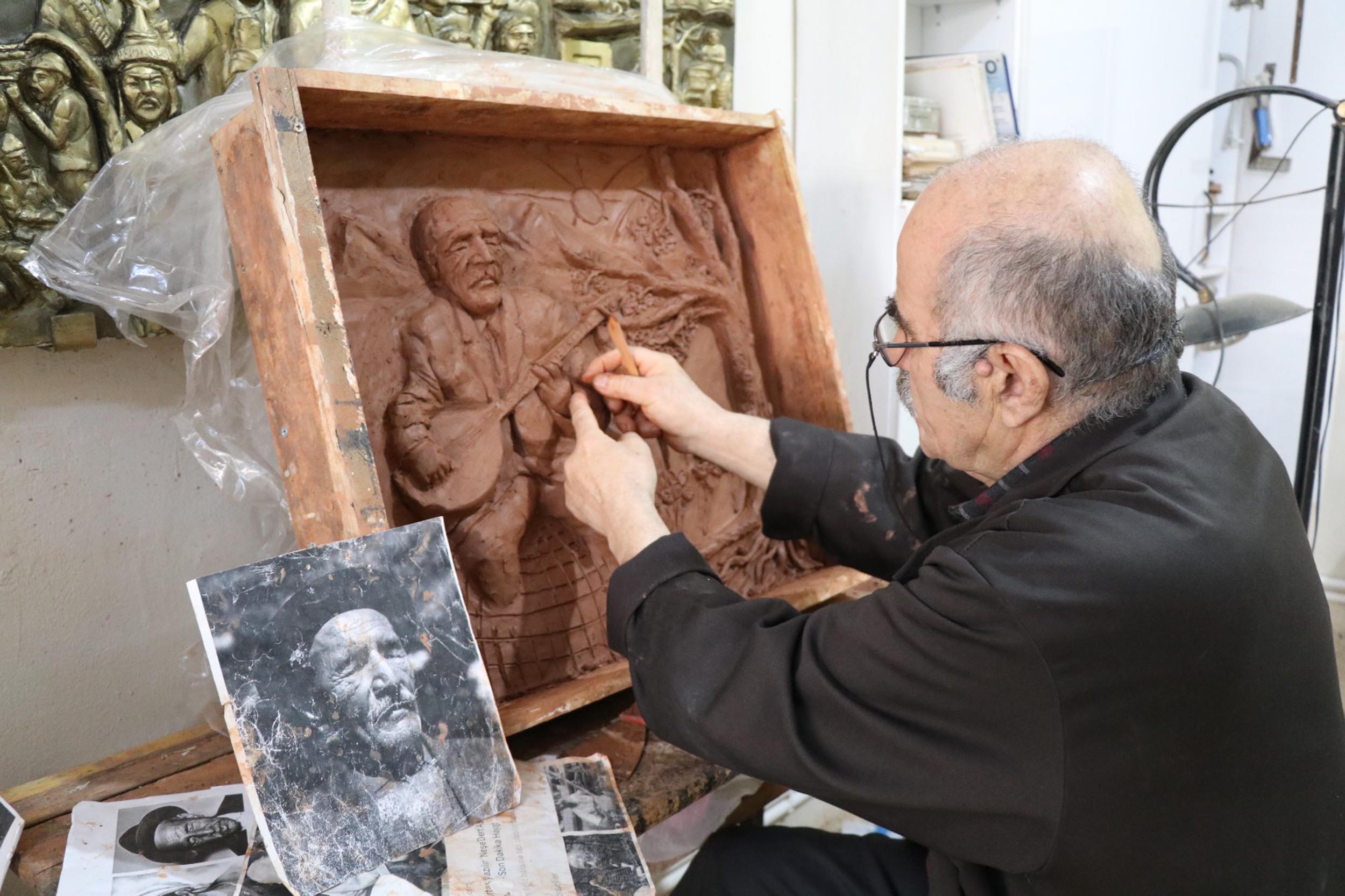 Erzurum Oltu'da emekli resim öğretmeni