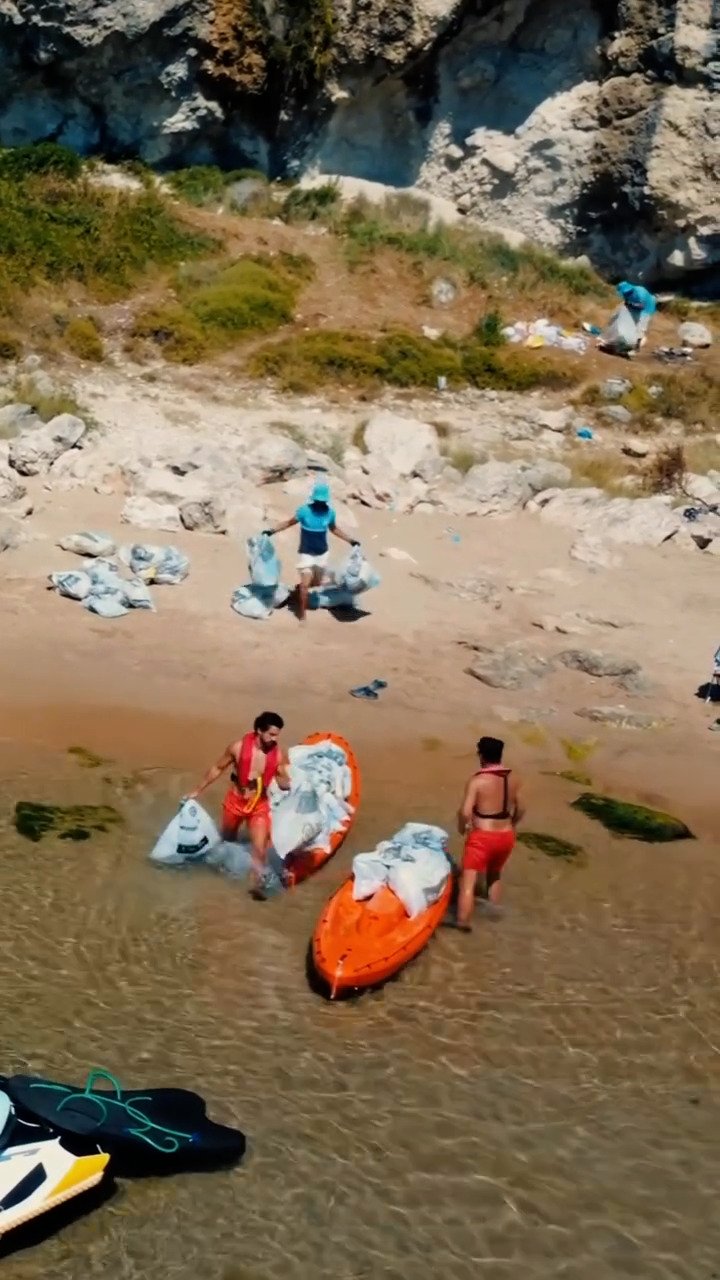 Şile Ağlayan Kaya sahilinde tatilcilerin