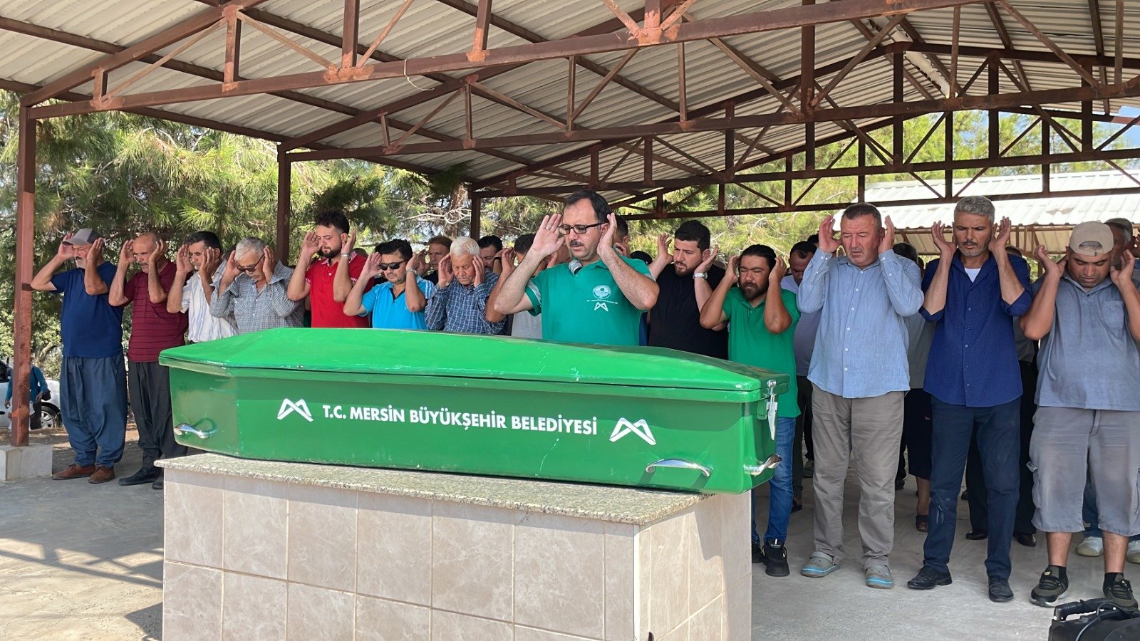 Mersin Erdemli'de yüzünü kaskla gizleyen
