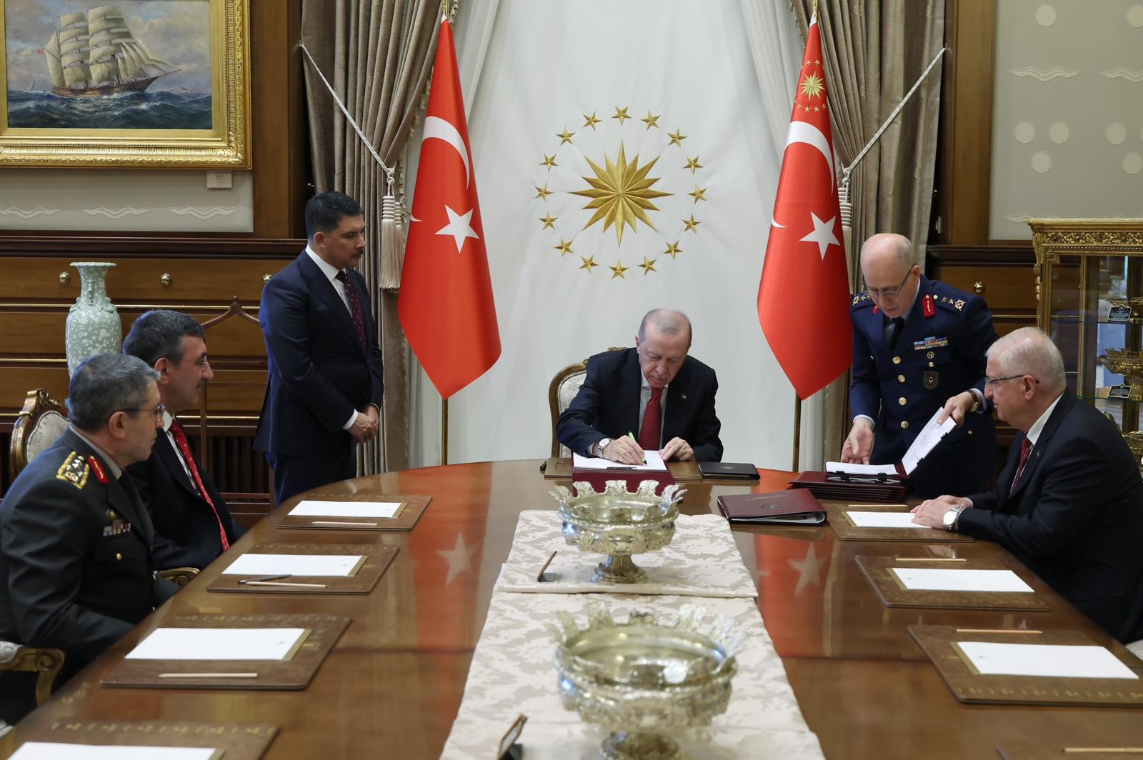Cumhurbaşkanı Erdoğan YAŞ kararlarını imzaladı.