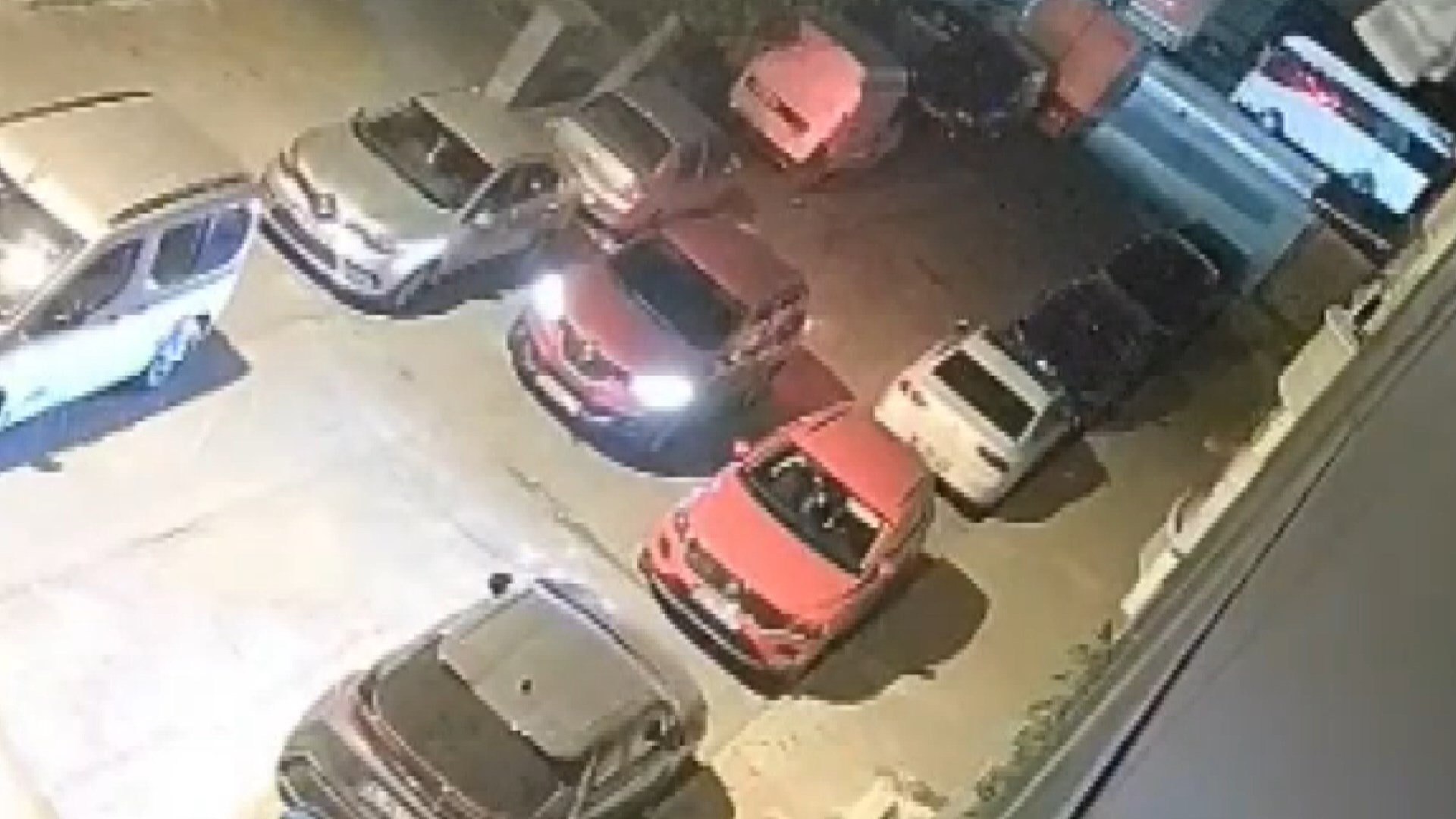 Sultangazi'de motosikletli şüphelilerin otomobile