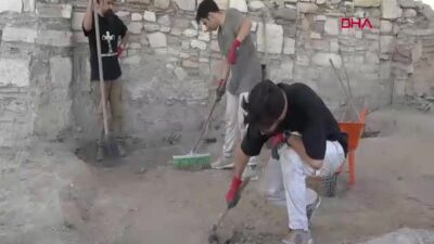 Kuşadası Kadıkalesi-Anaia Höyüğü'ndeki kazılarda, kilise-manastır
