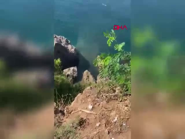 Antalya'da falezlerden denize atık