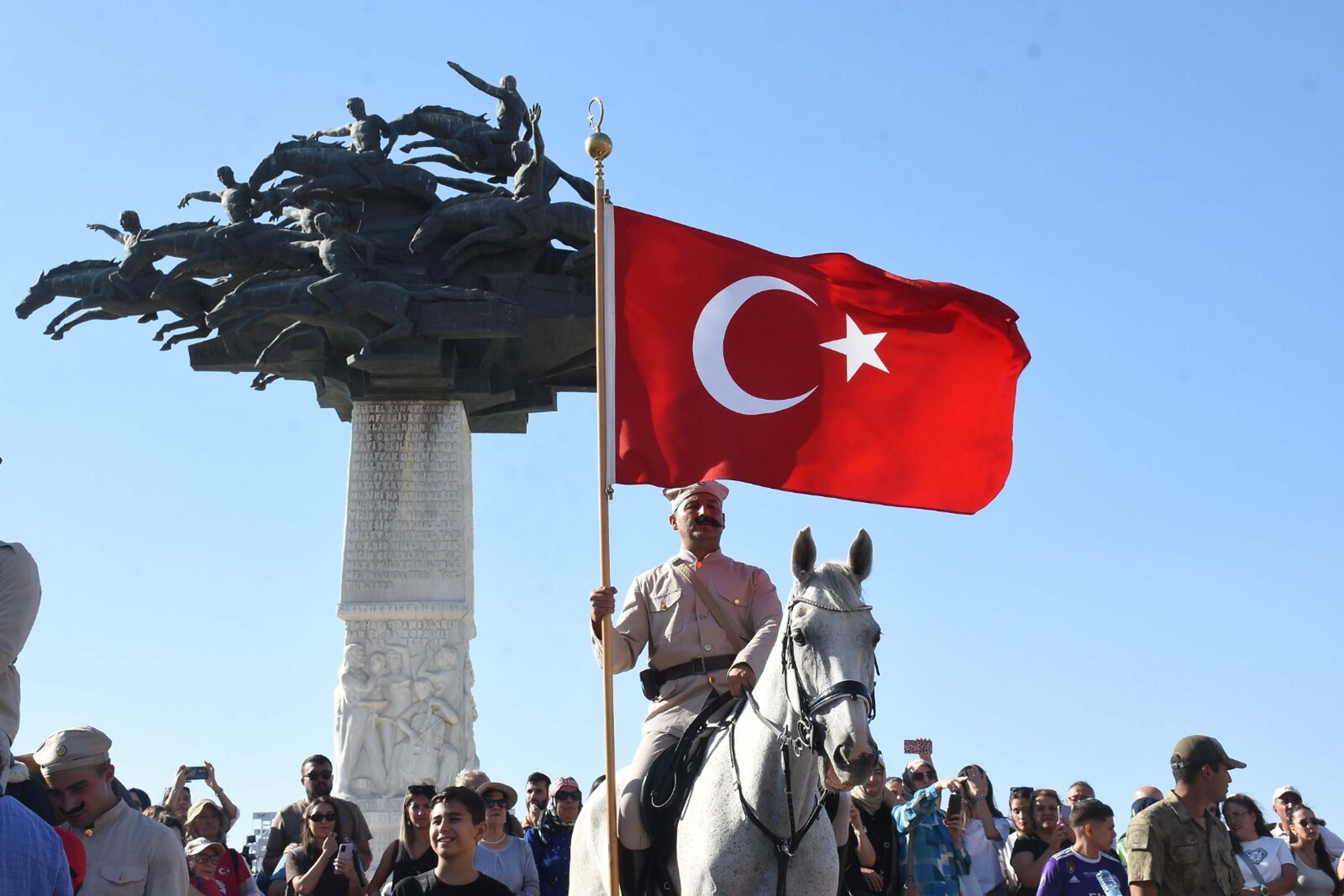 İzmir'in kurtuluşunun yıl dönümünde Zafer