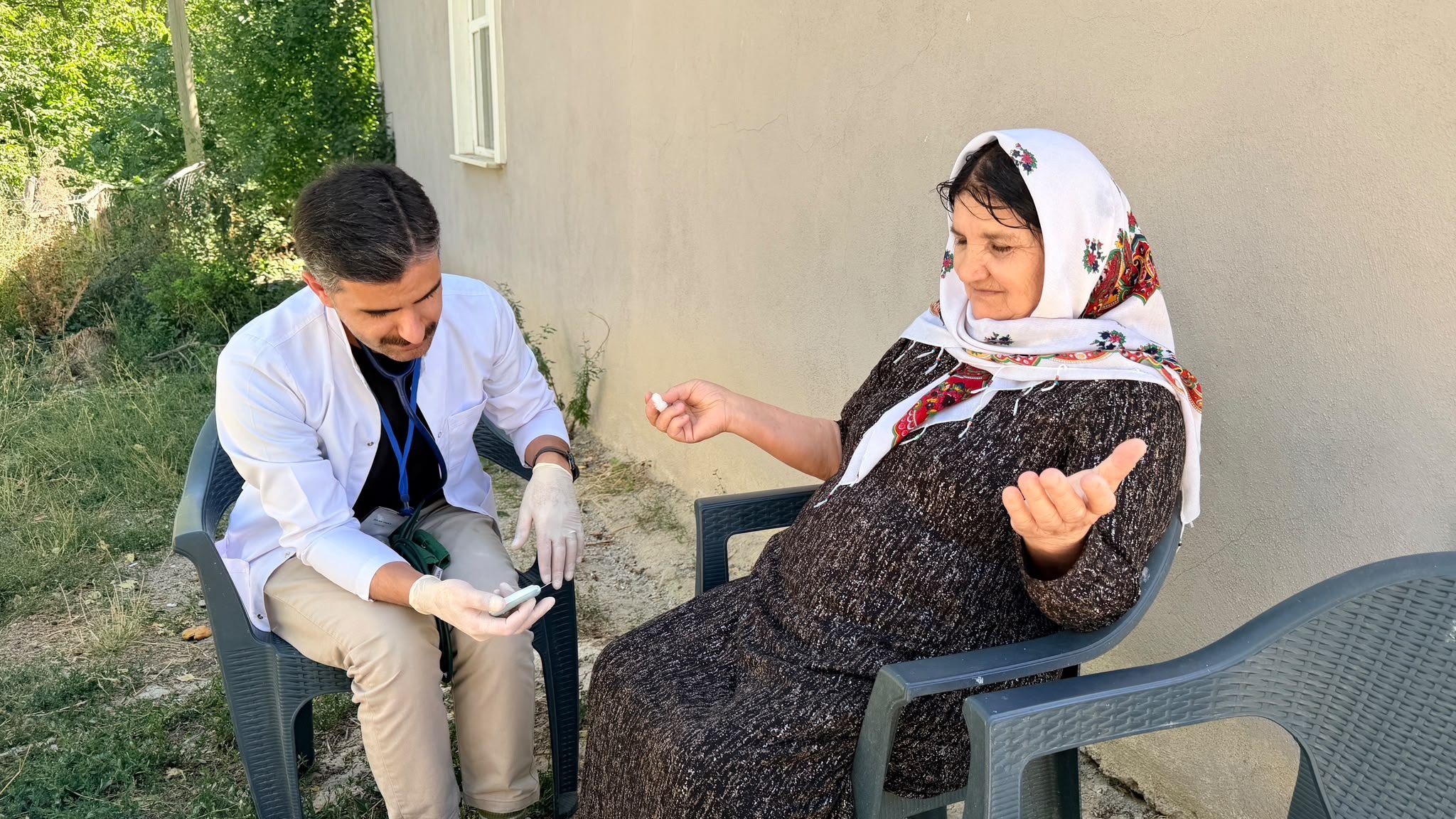 Hakkari'nin Yüksekova ilçesinde sağlık ekipleri,