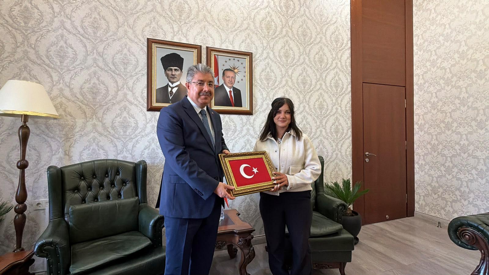 Eskişehir'de yerde gördüğü Türk bayrağını