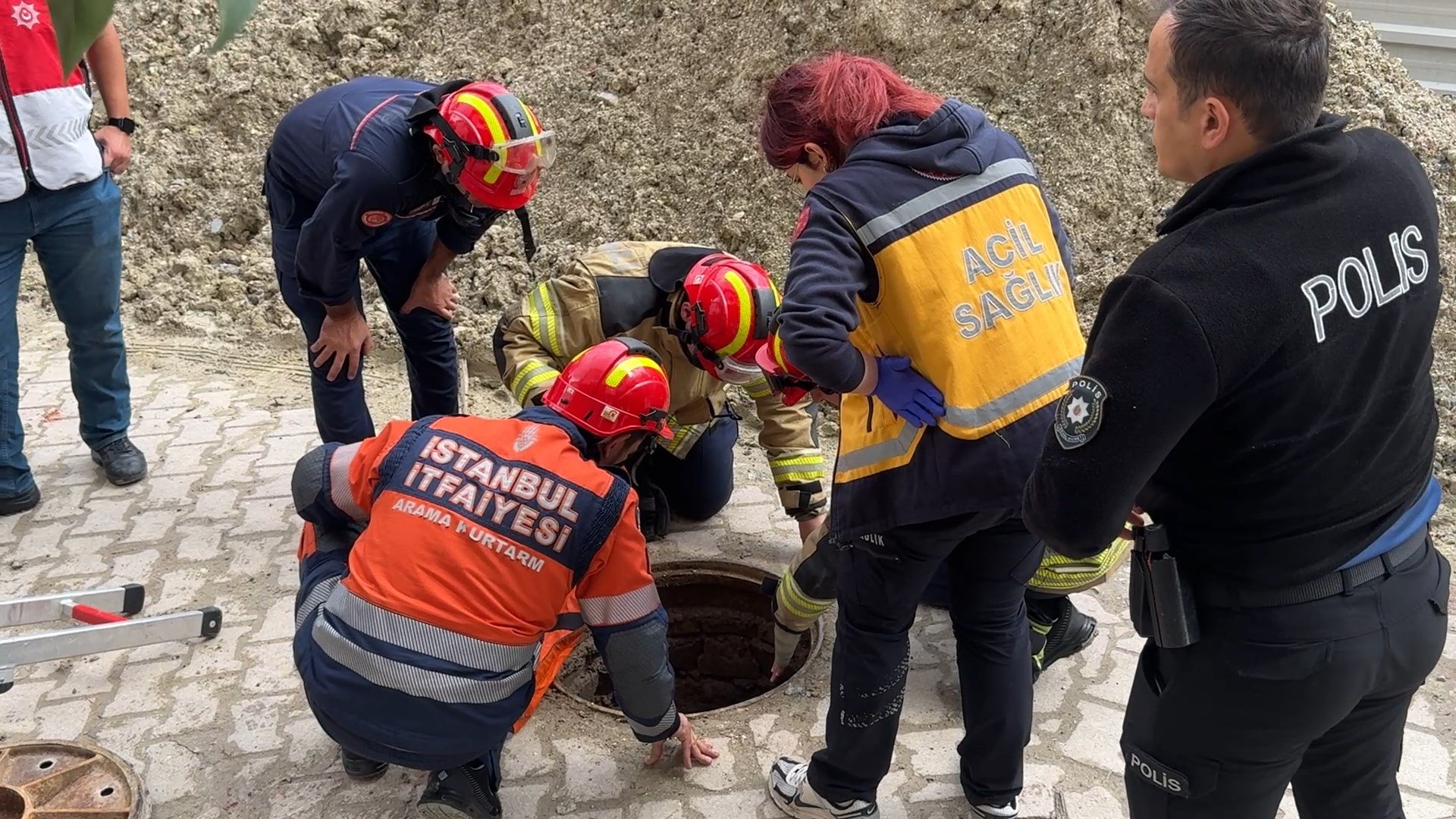 Avcılar'da kırık rögar kapağına basan