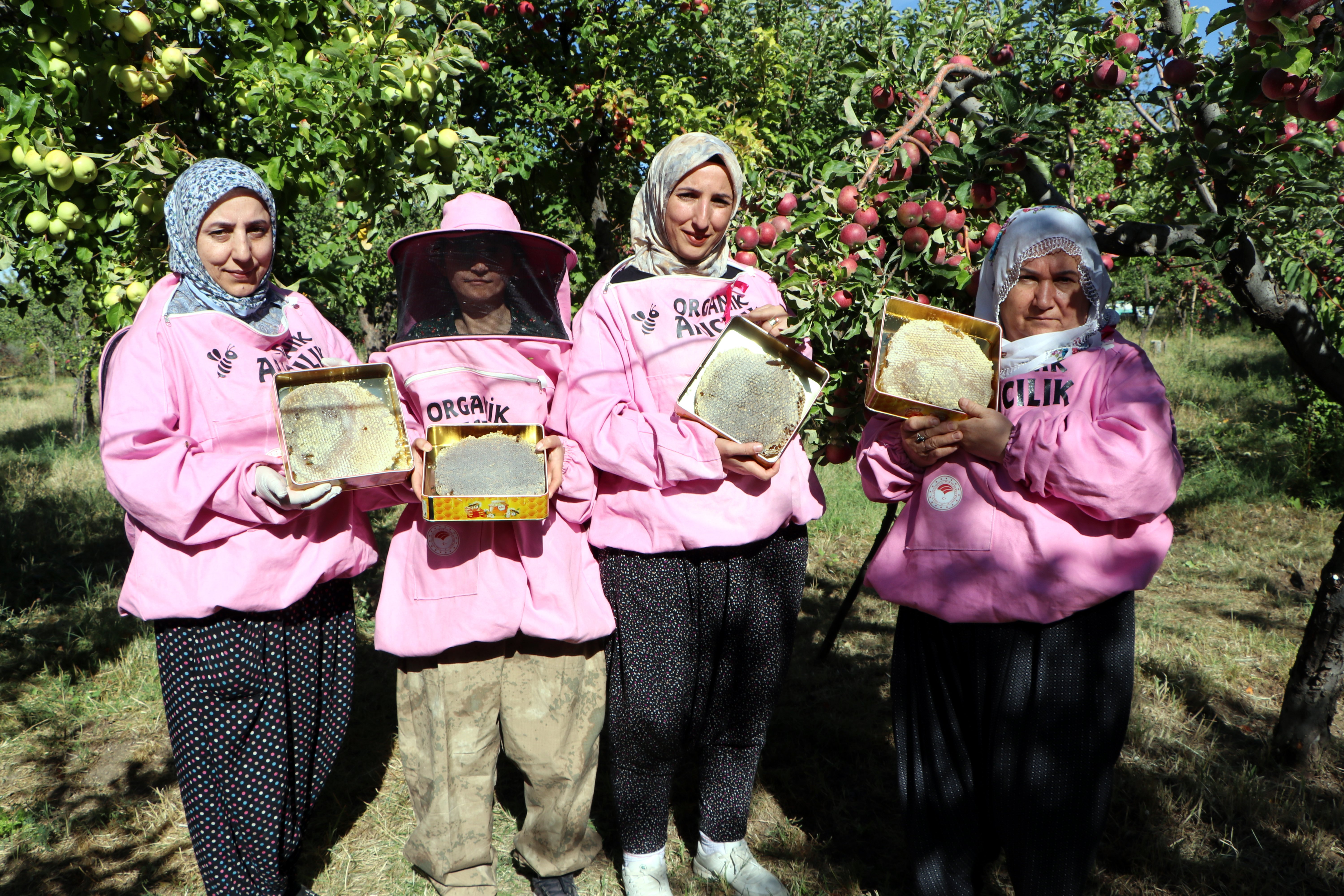 Van'ın Gevaş ilçesinde 'Pembe Maskeli