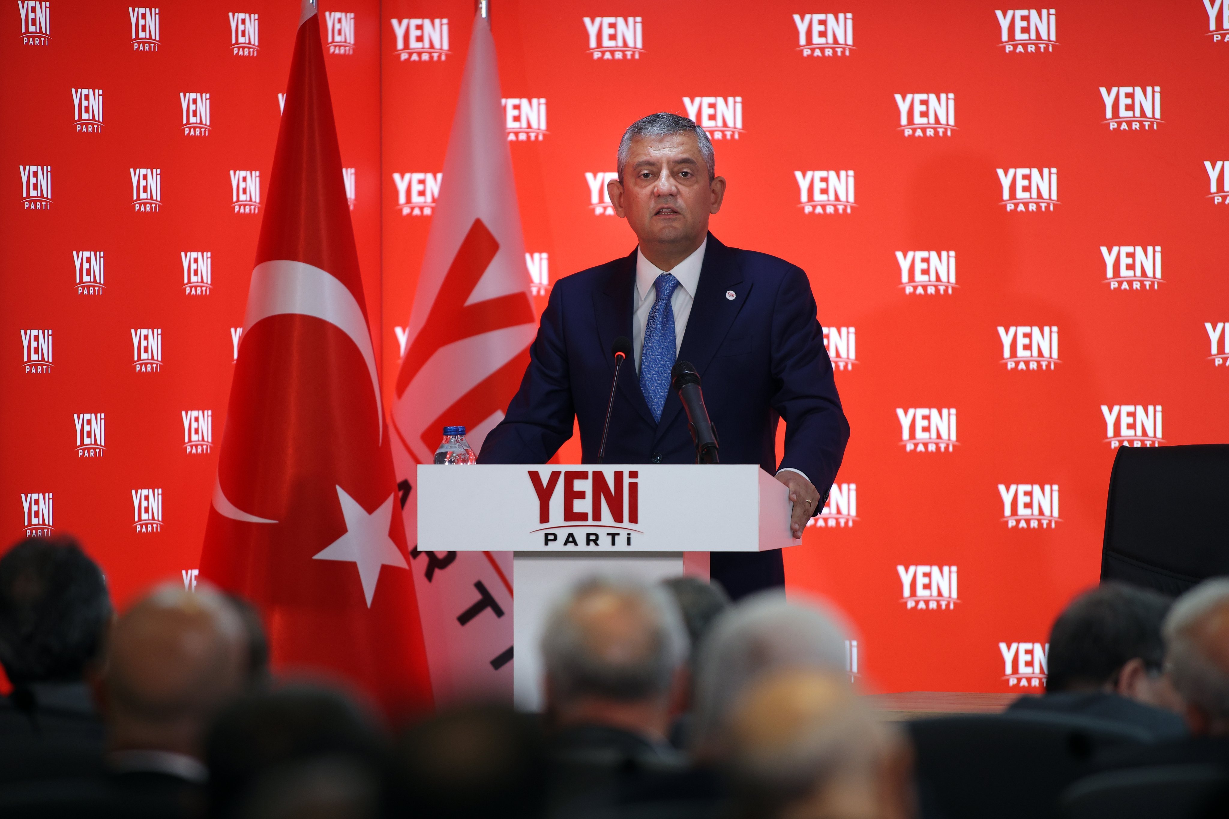 Özgür Özel, Yeni Parti'nin ilk