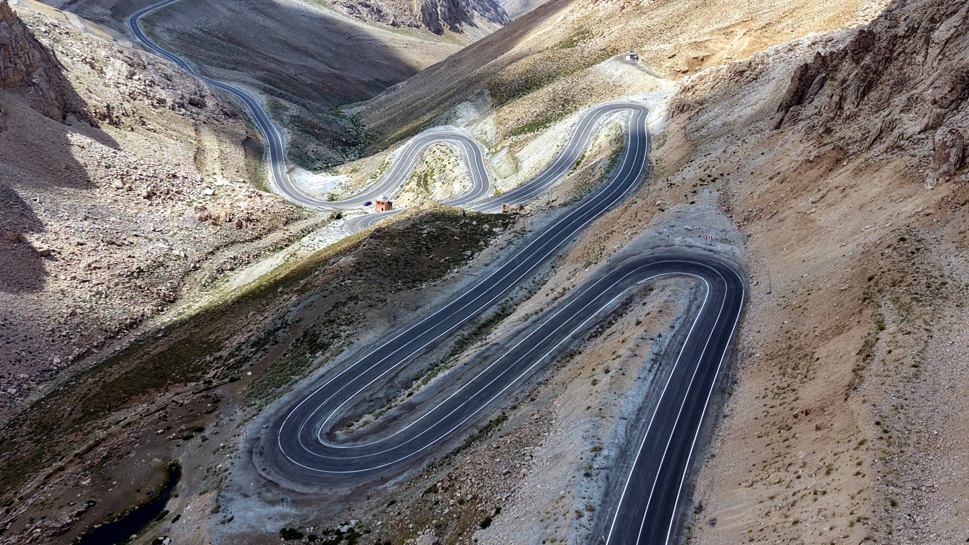 Van-Bahçesaray kara yolunda ulaşımı kesintisiz